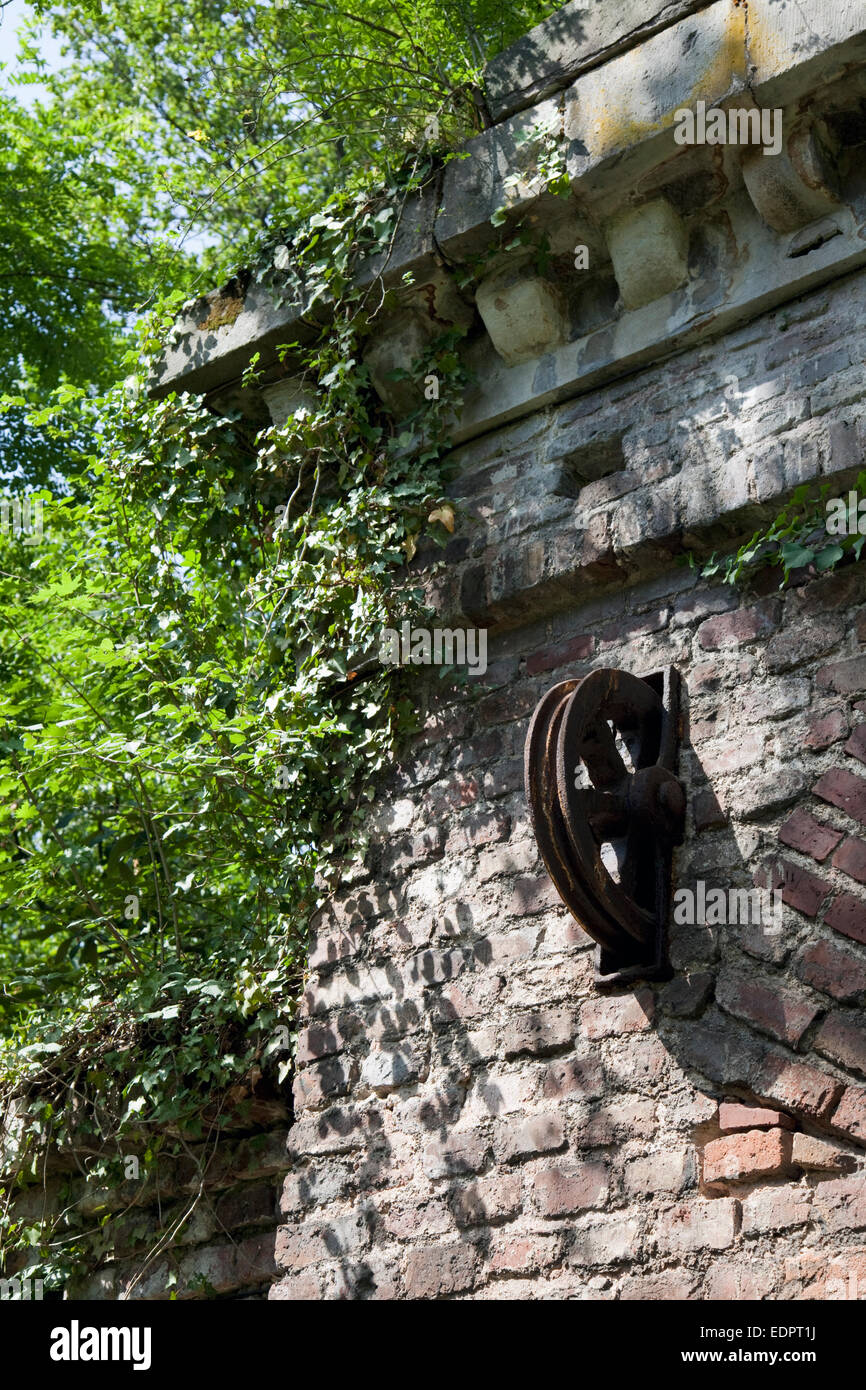 Brique fortifiée gateway (détail) dans le quartier historique de fort prussien, Volksgarten, Cologne, Rhénanie du Nord-Westphalie, Allemagne Banque D'Images