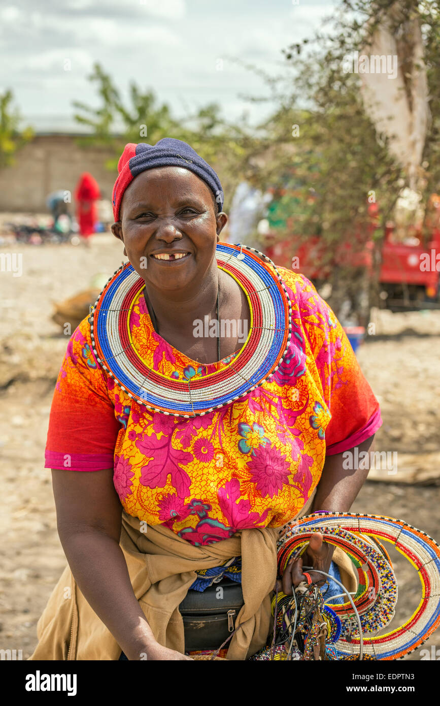 Habillé de façon traditionnelle de la femme africaine de la tribu masai vente de marchandises Banque D'Images