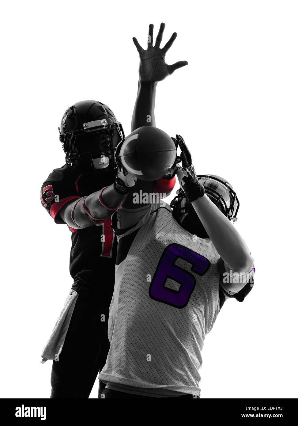 Deux joueurs de football américain d'action passe en silhouette ombre ...