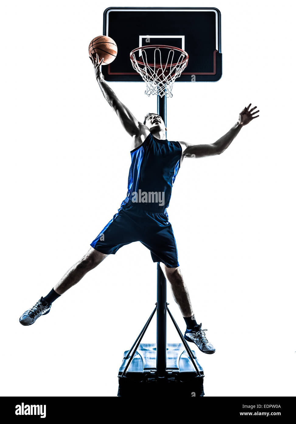 Joueur de basket-ball d'un homme sautant de jeter en silhouette isolé sur fond blanc Banque D'Images