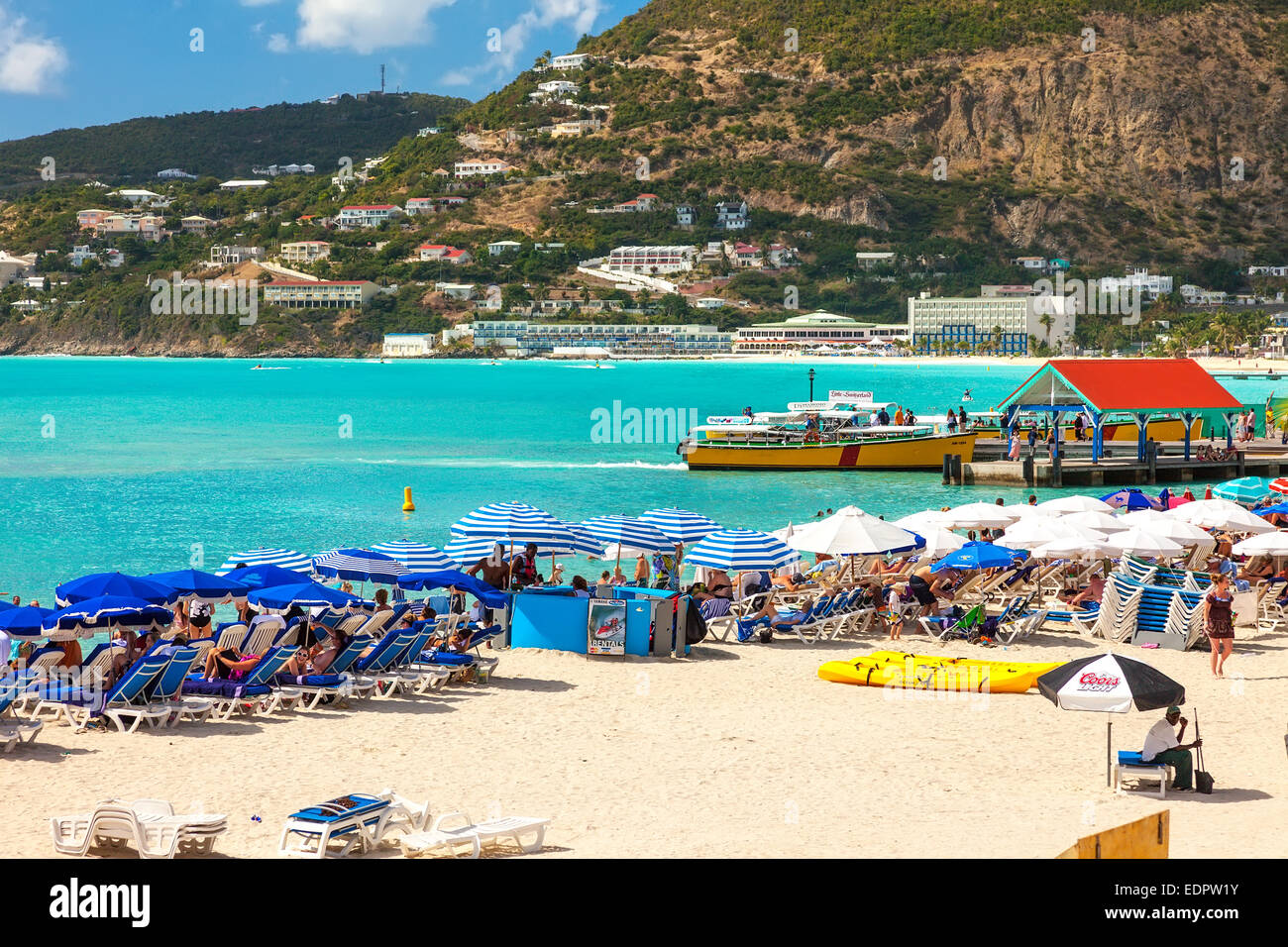 Philipsburg, Saint-Martin, Antilles néerlandaises - janv. 19, 2011 : les touristes sur Grand Bay Beach à St Martin. Banque D'Images