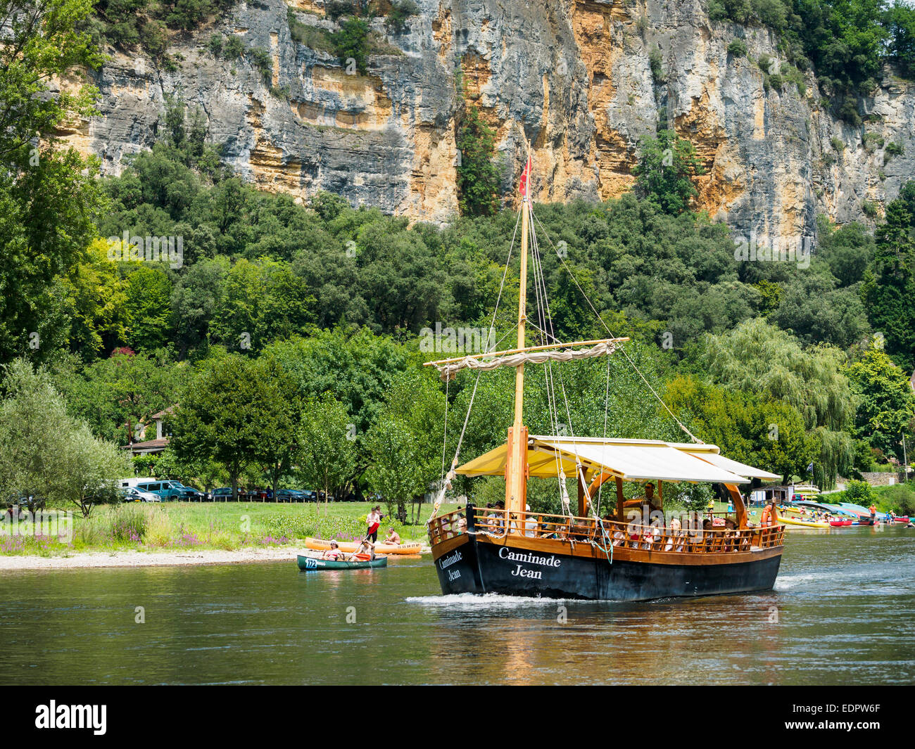 Un bateau de tourisme, en français appelé 'Red dragon', au bord de la Dordogne à La Roque-Gageac. Banque D'Images
