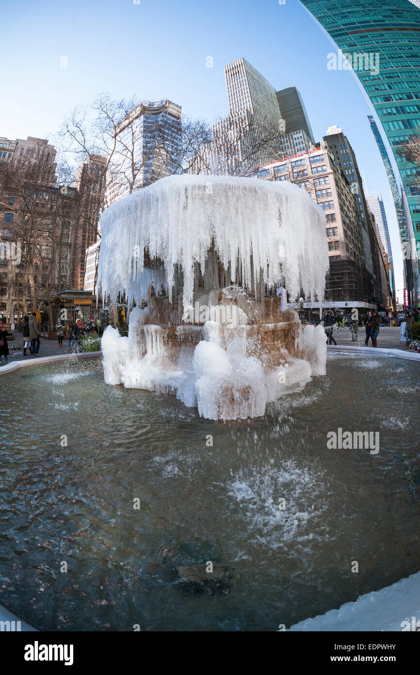 New York, USA. 8 janvier, 2015. Les visiteurs de Bryant Park à New York s'arrêtent à la Josephine Shaw Lowell Memorial fontaine qui est devenu une sculpture de glace par temps froid, le jeudi 8 janvier 2015. Les températures dans la ville sont à 10  % et de l'adolescence avec le vent faible ce qui semble comme 15 degrés en dessous de zéro. Crédit : Richard Levine/Alamy Live News Banque D'Images