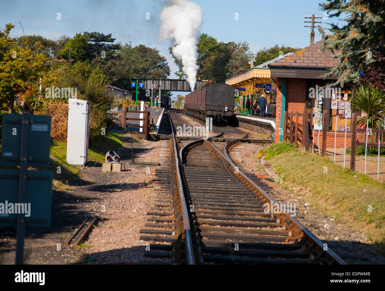 Attente du train à la plate-forme de la gare de North Norfolk sheringham Banque D'Images