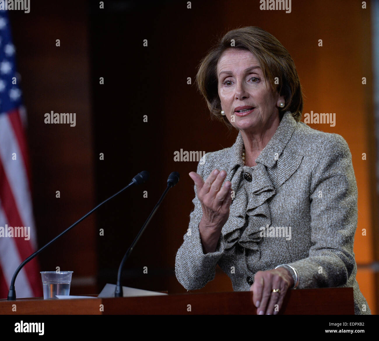 Washington, DC, USA. 8 janvier, 2015. Leader démocratique de la Chambre des représentants des Etats-Unis Nancy Pelosi parle sur une conférence de presse à la colline du Capitole à Washington, DC, la capitale des États-Unis, le 8 janvier 2015. Credit : Bao Dandan/Xinhua/Alamy Live News Banque D'Images
