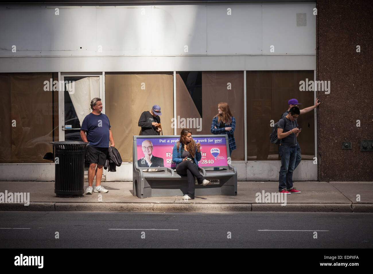 Les personnes en attente de l'autobus sur la rue King. Hamilton, Canada. Banque D'Images