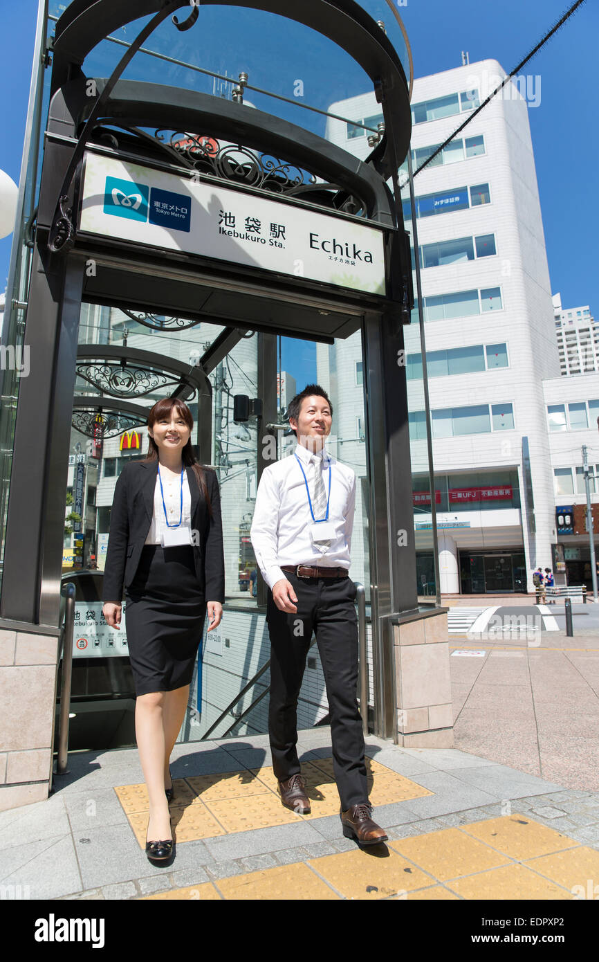 Les gens d'affaires à la sortie de la station de métro Banque D'Images