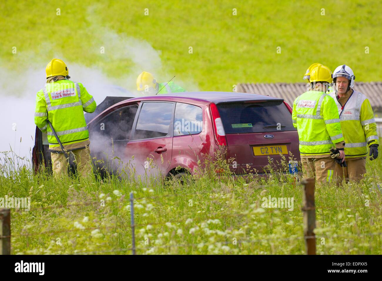 Service d'incendie et de sauvetage de Cumbria face à un feu de voiture sur la M6. Cumbria England UK Banque D'Images