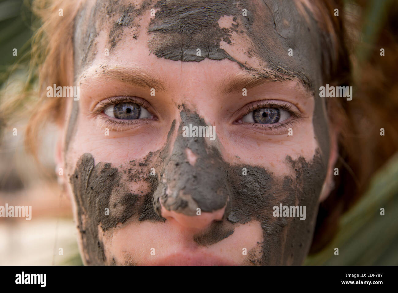 Femme au masque de boue Banque D'Images