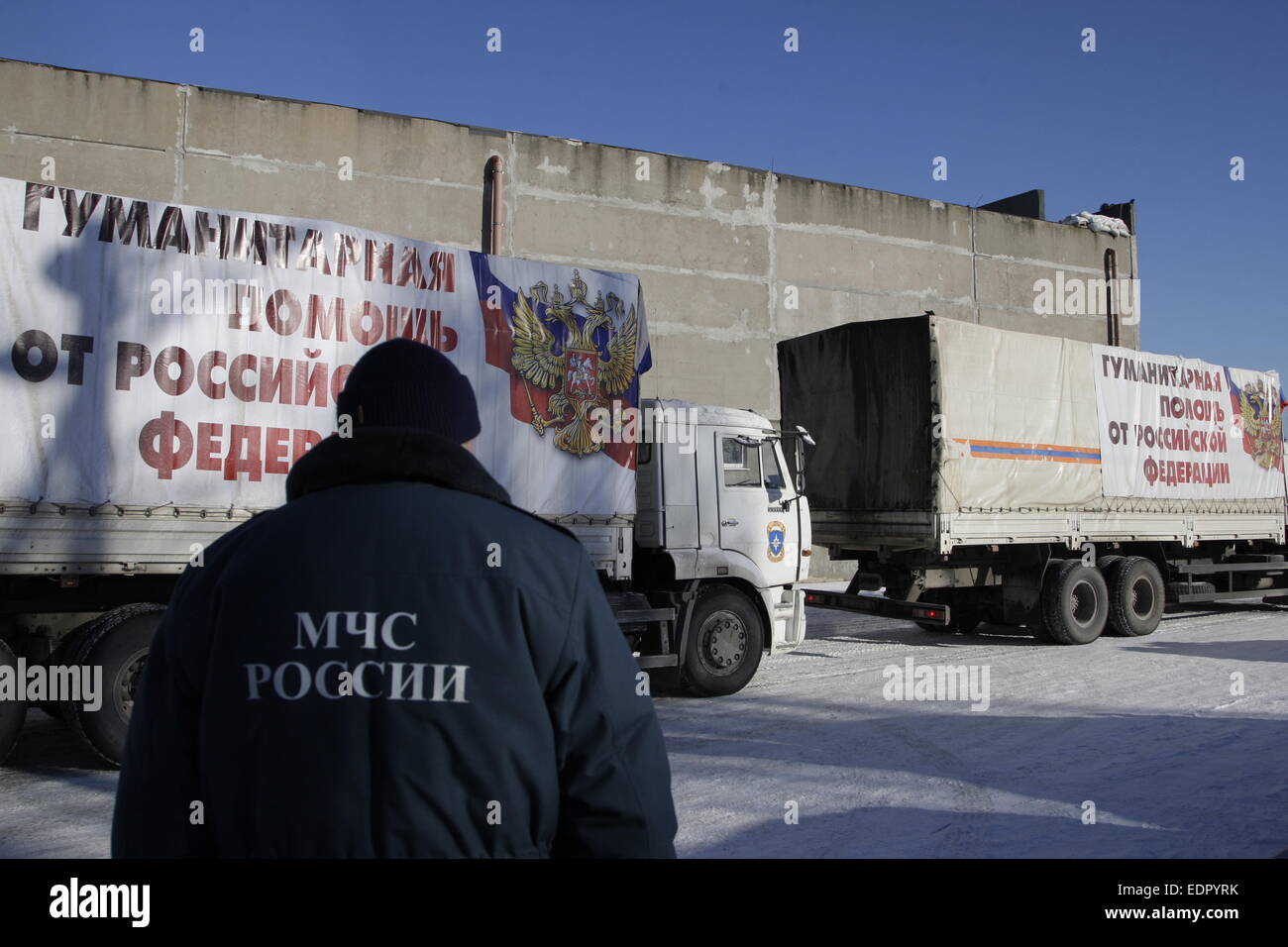 Donetsk, Ukraine. 8 janvier, 2015. Une fédération de 120-convoi de camions transportant de la nourriture et des fournitures de première nécessité pour les habitants de Donetsk et Lougansk arrive à Donetsk, Ukraine orientale, le 8 janvier 2015. Pendant que le convoi a atteint sa destination, la Russie a fait sa 11e livraison d'aide humanitaire à la région déchirée par la guerre. © Ermochenko/Xinhua/Alamy Live News Banque D'Images