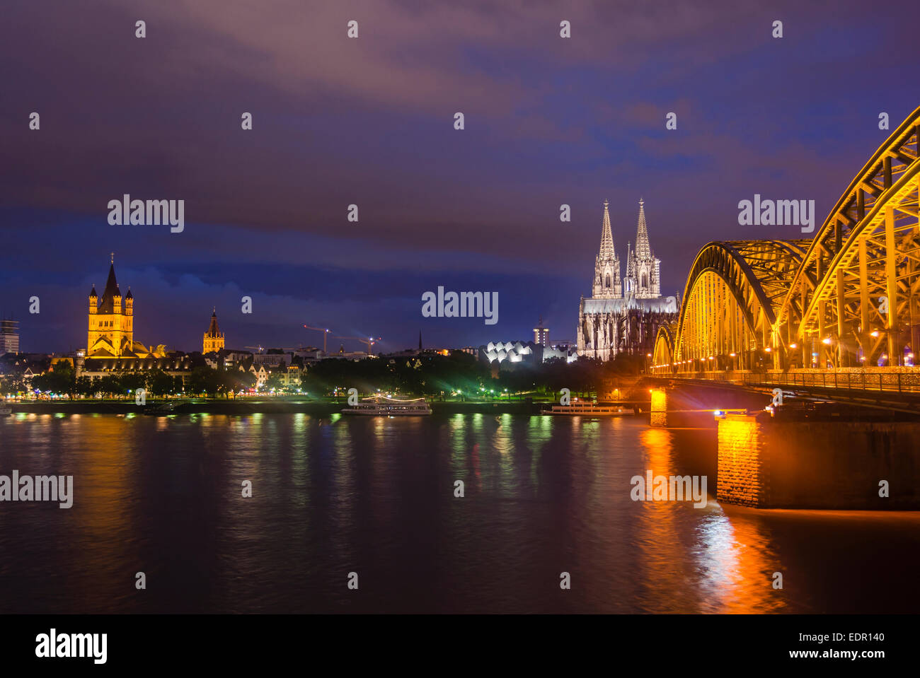 Vue nocturne de la cathédrale de Cologne, Allemagne Banque D'Images