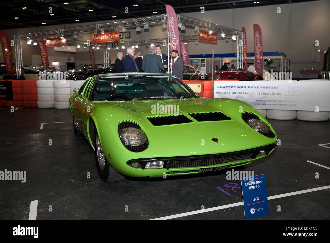 Un livre vert Lamborghini Miura S 1963 à la London Classic Car Show Excel Banque D'Images