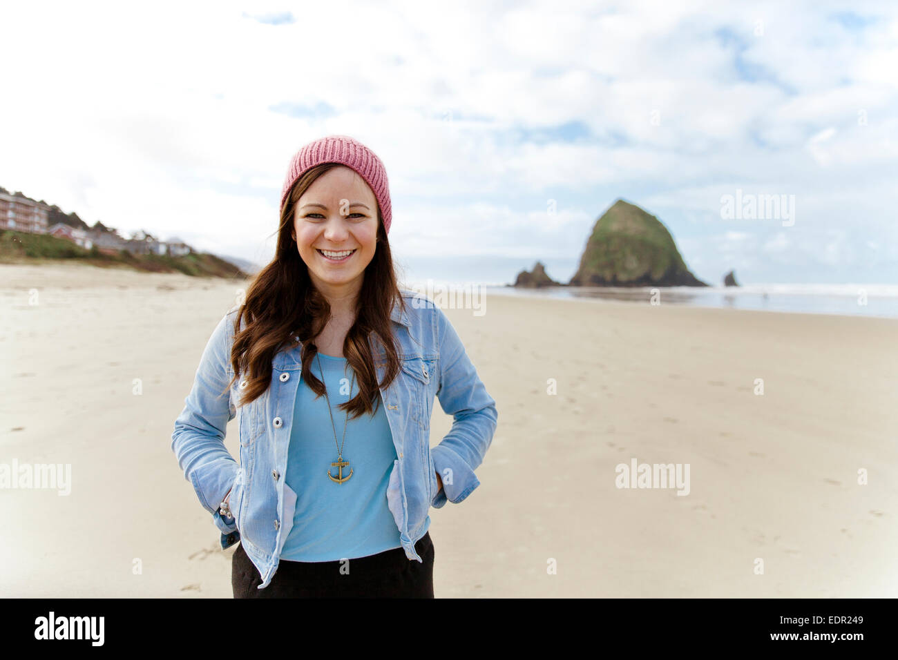 Jeune femme sur Cannon Beach, Oregon. Banque D'Images