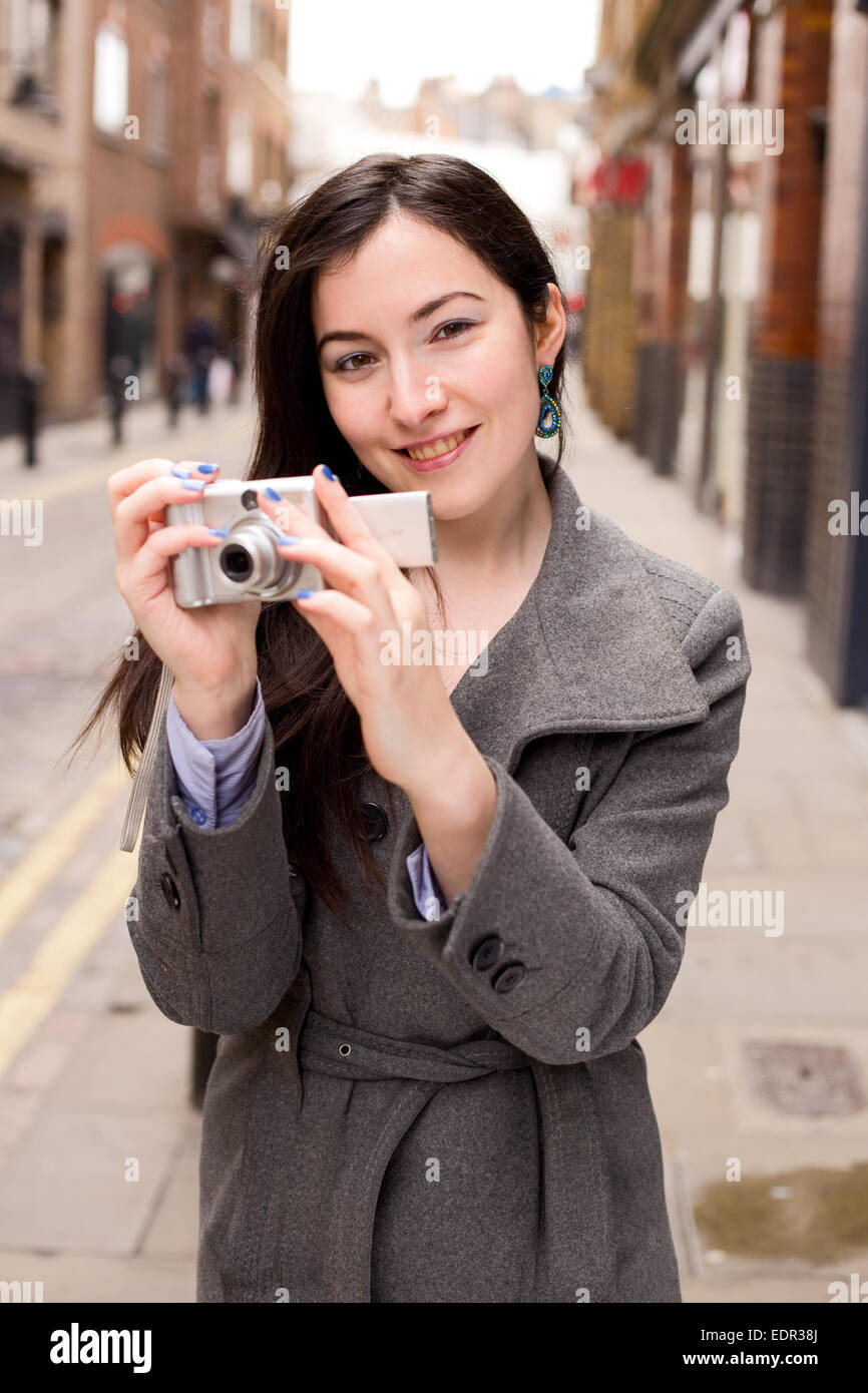 Young woman holding a camera Banque D'Images