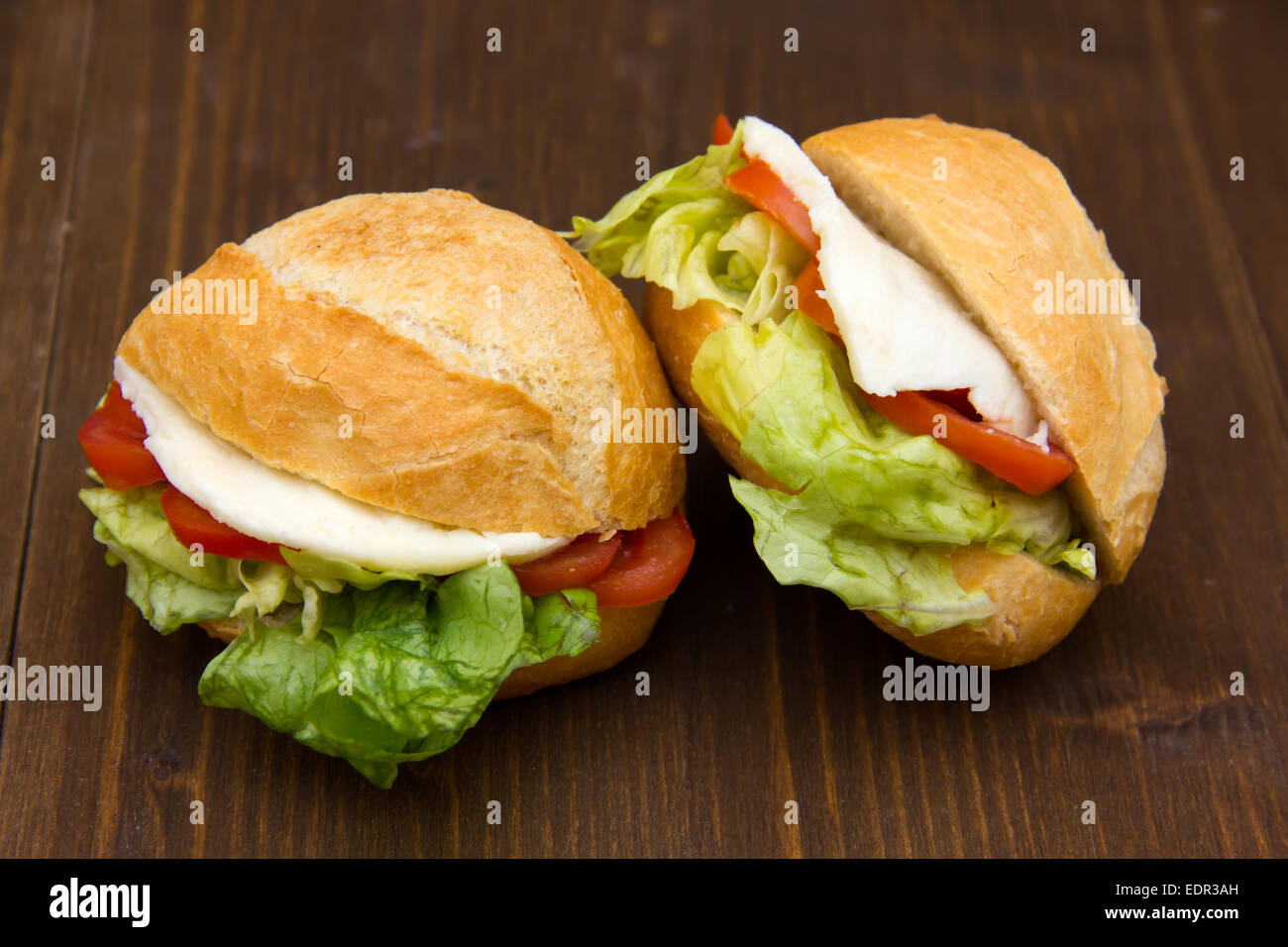 Des sandwichs avec du fromage et des tomates sur la table en bois Banque D'Images