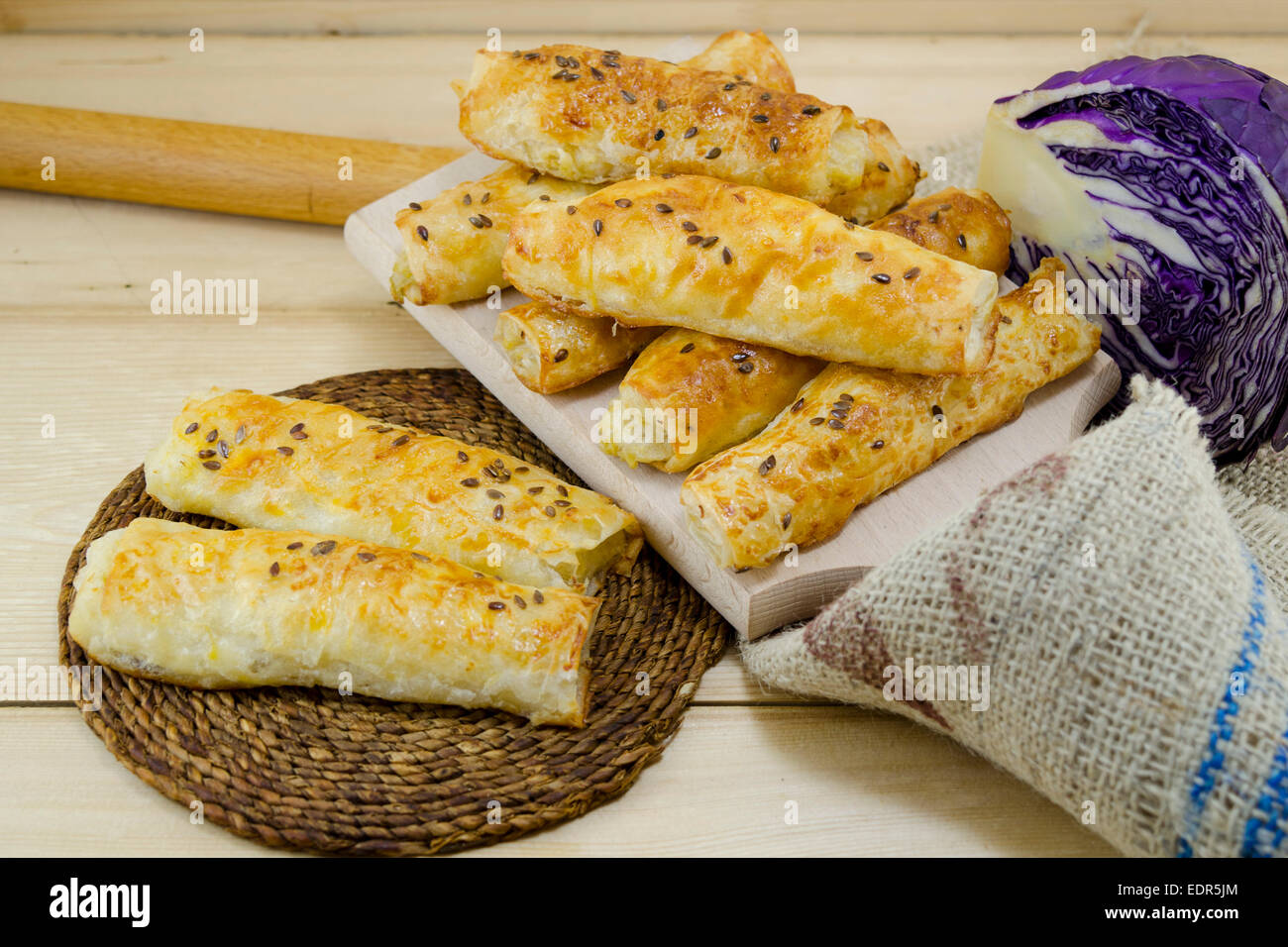 Accueil à tarte cuite sur une table en bois, avec un rouleau à pâtisserie Banque D'Images