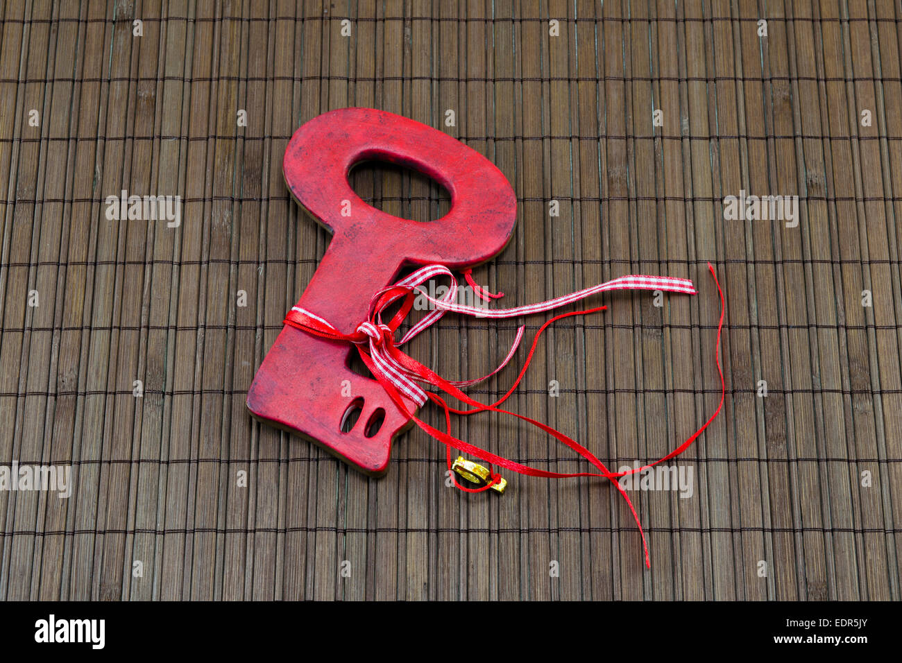 Red Valentine's key sur une surface en bois avec un ruban autour d'elle Banque D'Images