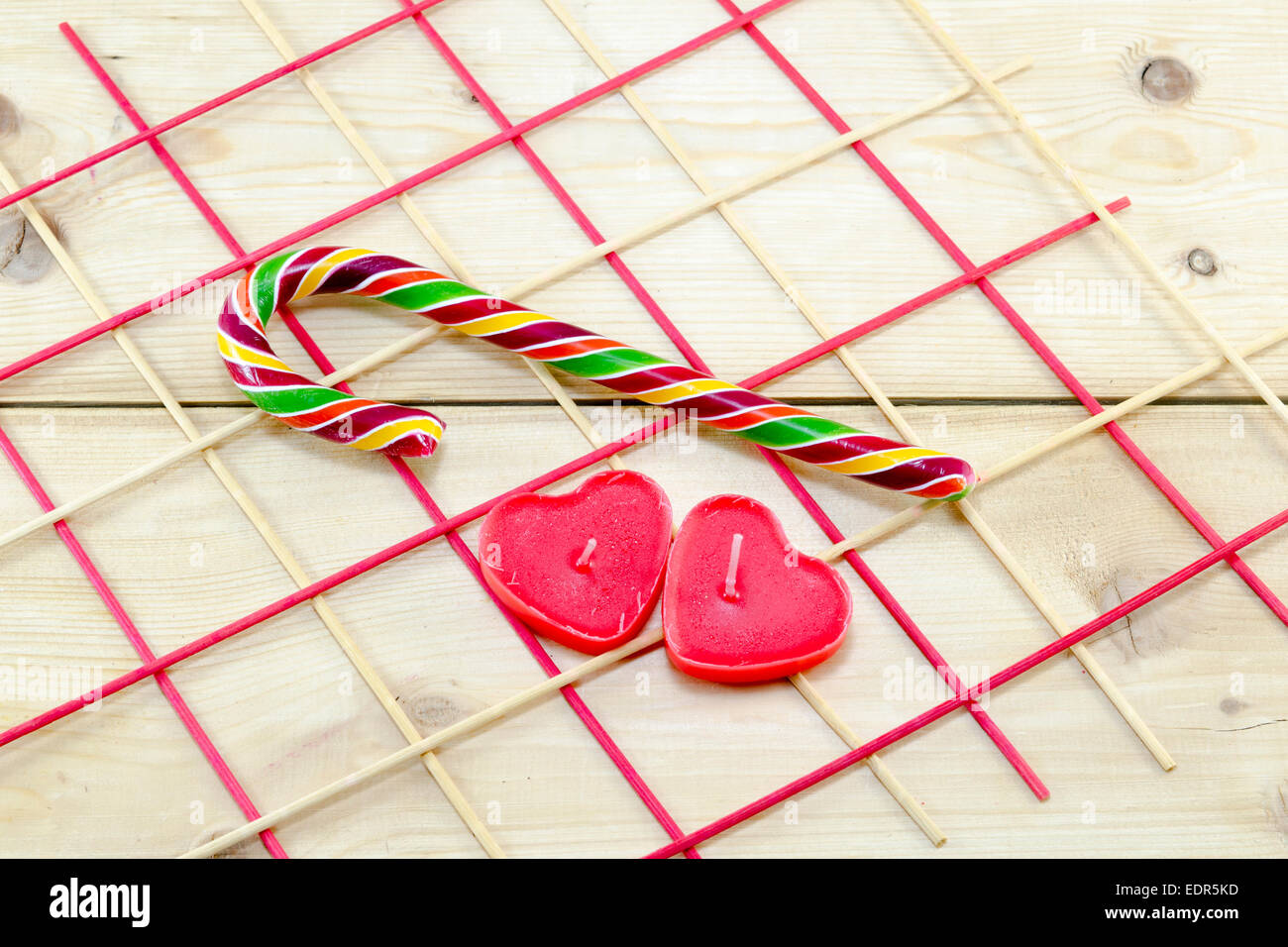 Canne bolognaise en forme de cœur et des bougies sur une table en bois décorés Banque D'Images