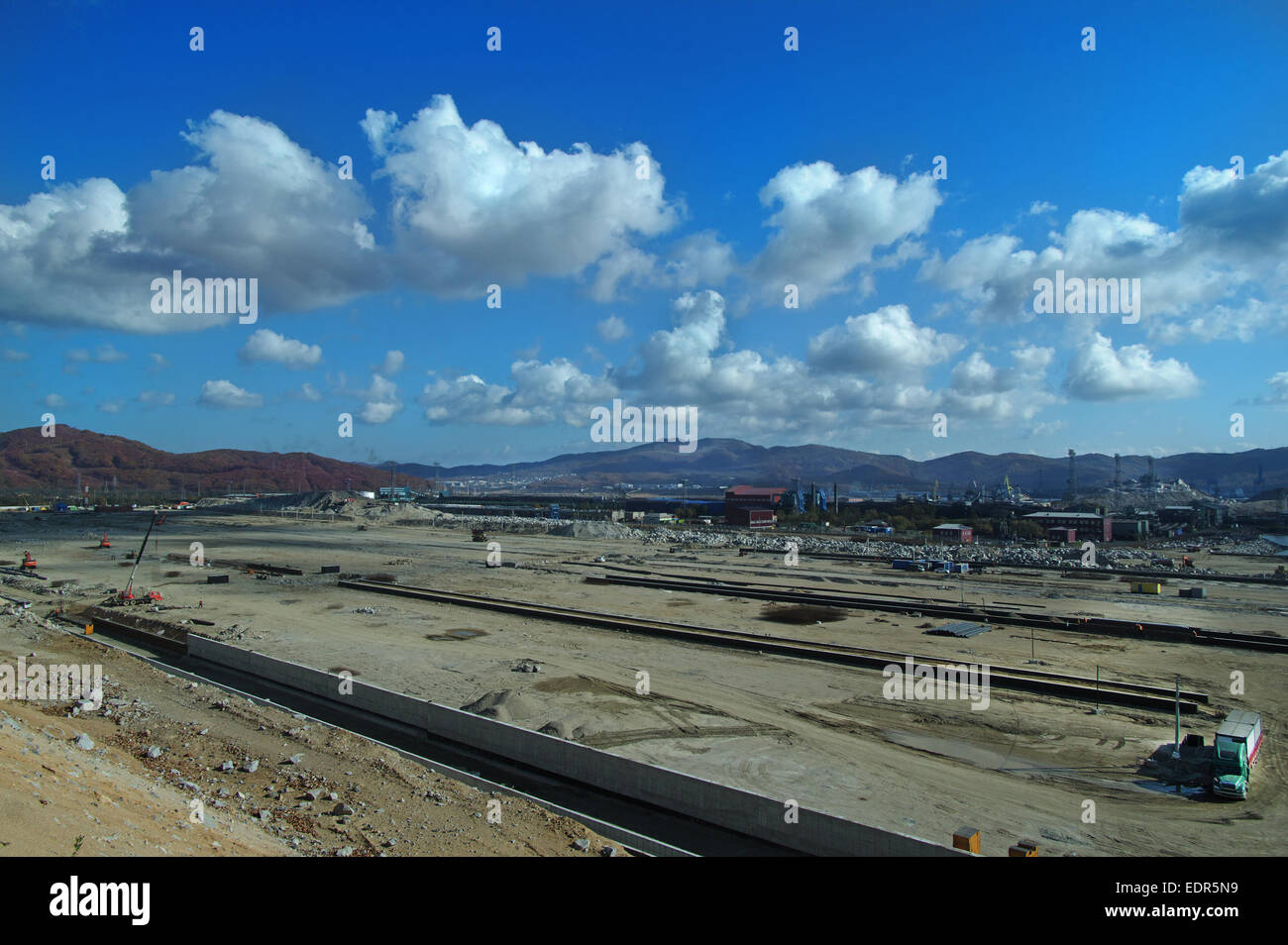 Chantier de borne pour un chargement de charbon sur les navires contre un ciel bleu Banque D'Images