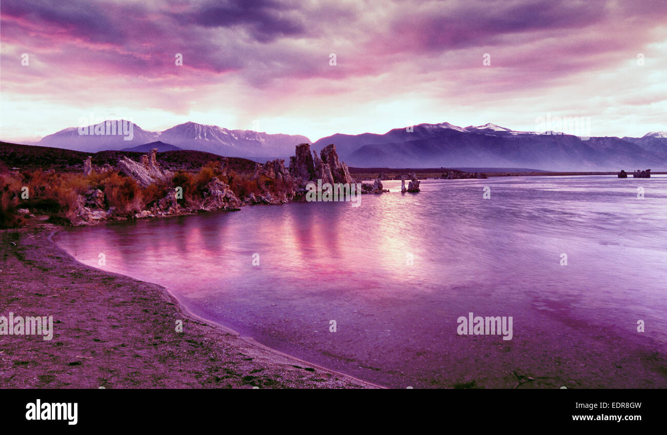 Lac mono dans la Sierra Nevada sous un magnifique coucher de soleil Banque D'Images