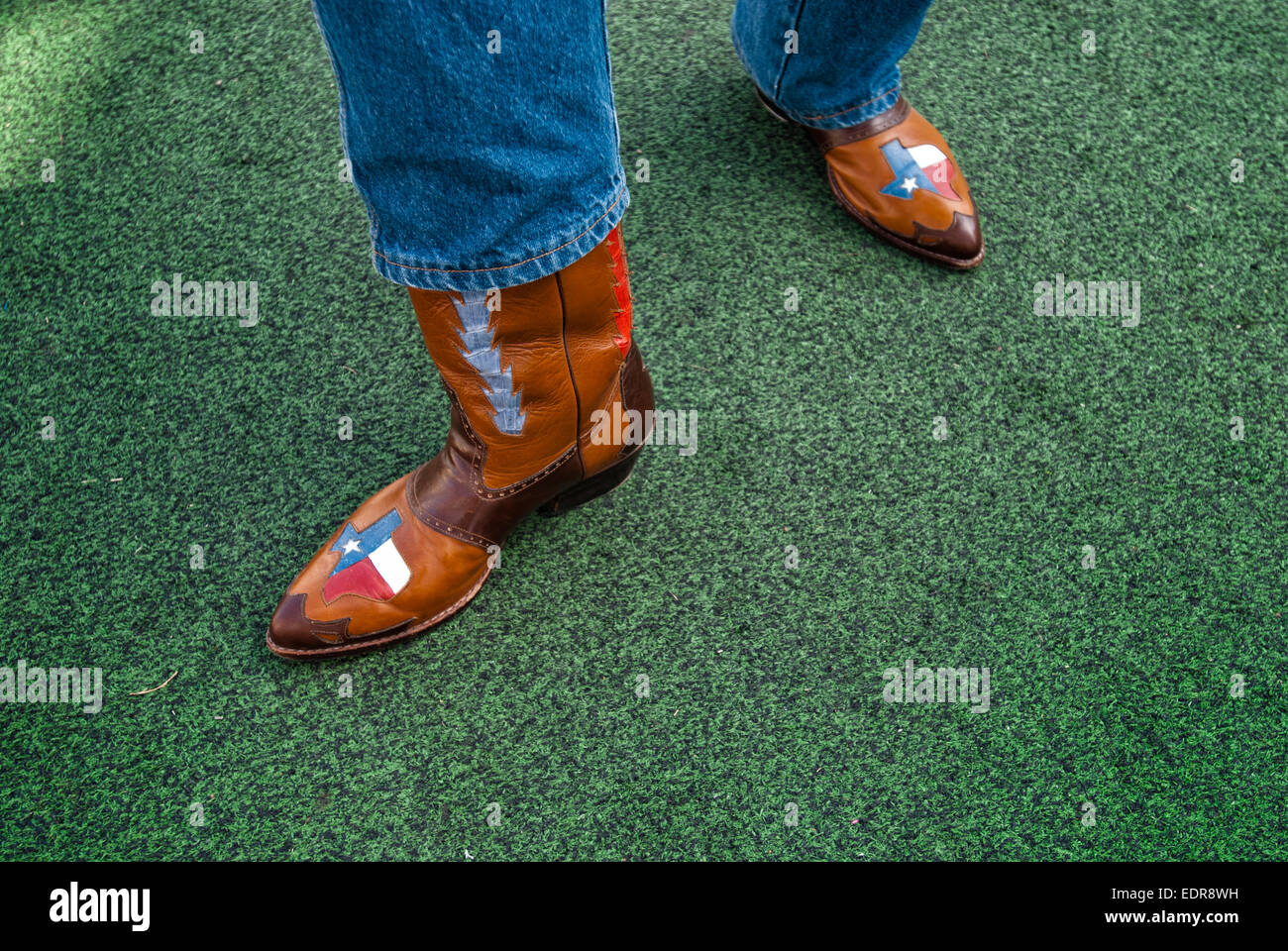 Une affiche sa fierté de Texan le Lone Star State avec ses bottes de cow-boy. Banque D'Images