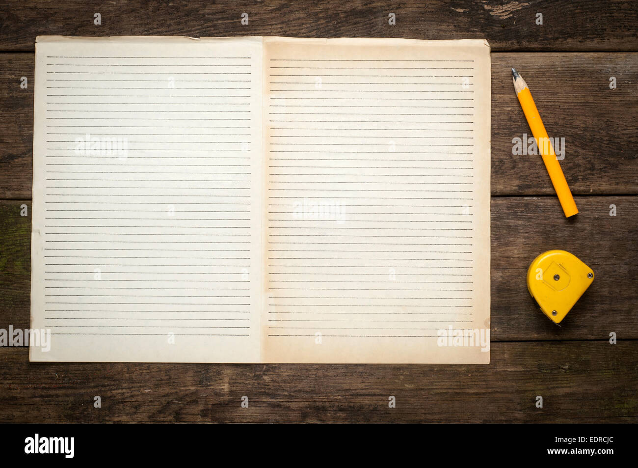 Vide Remarque page de livre avec un crayon de bois sur table 24 arrière-plan, style rustique, Concept et idée pour écrire votre texte . Banque D'Images