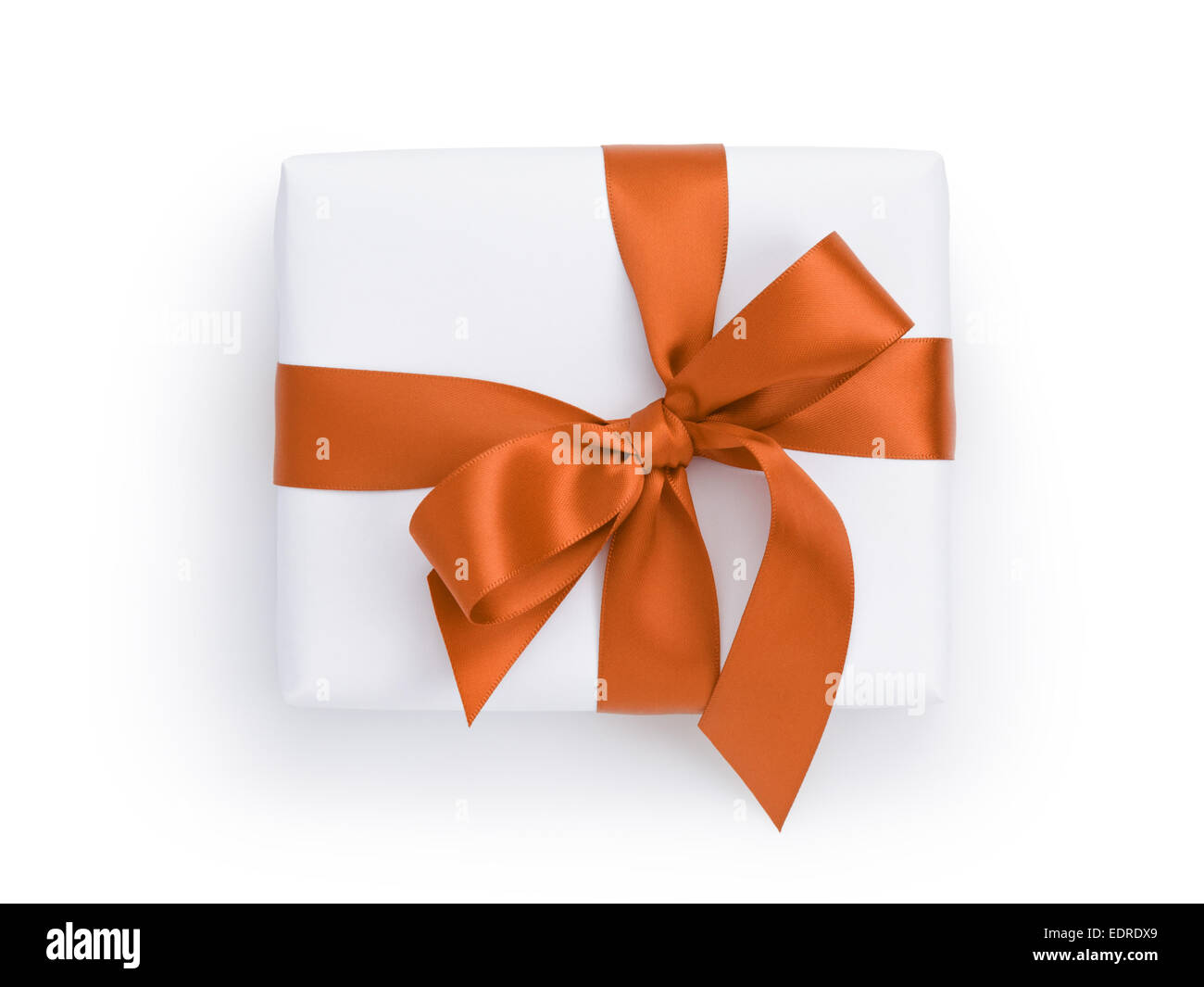 Boîte cadeau blanche avec orange ribbon bow, d'en haut on white Banque D'Images