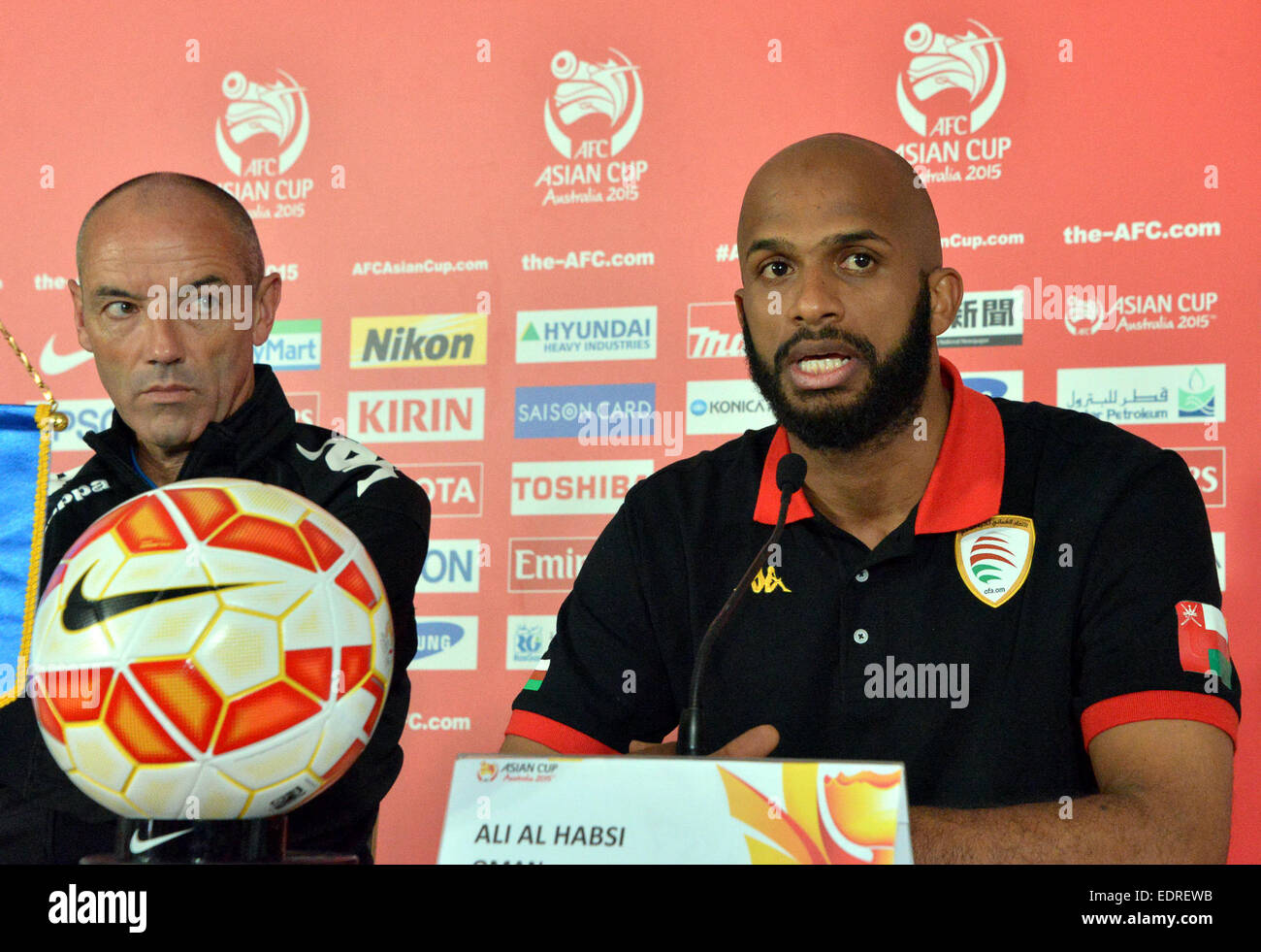 Canberra, Australie. Jan 9, 2015. La tête d'Oman Paul Le Guen (L) et le capitaine de l'équipe, Ali Al Habsi pour assister à une conférence de presse se sont déroulées d au stade de Canberra à Canberra, Australie, le 9 janvier 2015. © Justin Qian/Xinhua/Alamy Live News Banque D'Images