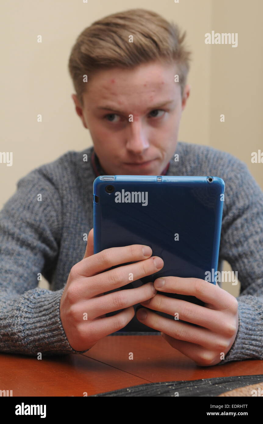 Teenage Boy à l'aide d'une tablette ipad Apple Banque D'Images