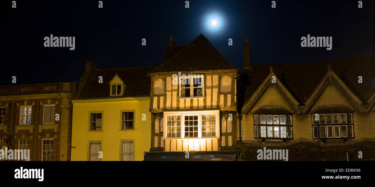 Pleine lune brille sur l'ancienne architecture médiévale le long de Burford High Street la nuit, les Cotswolds Banque D'Images