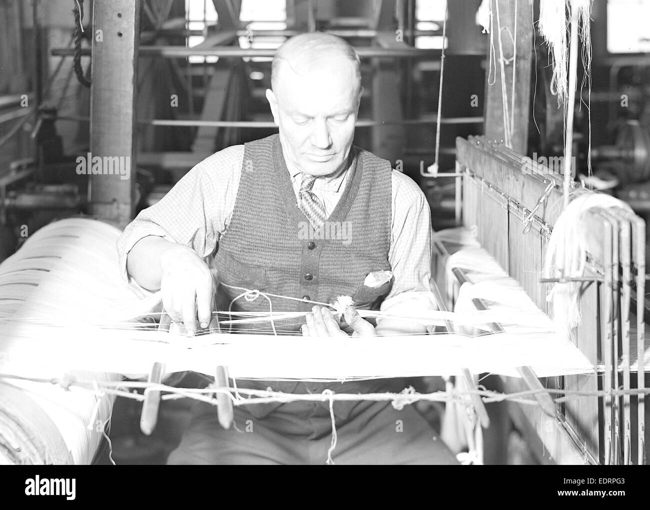 Paterson, New Jersey - Textiles. À partir de la machine, le gauchissement warp est pris à l'usine de tissage, 1936, Lewis Hine, 1874 - 1940 Banque D'Images