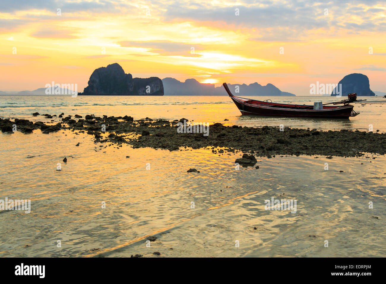 Bateau indigènes sur la plage et le lever du soleil en matinée à Trang, Thaïlande Banque D'Images