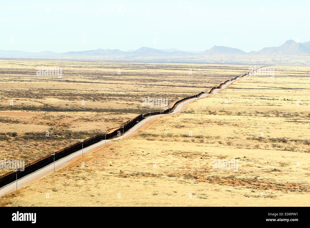 US-Mexique frontière sud-ouest de l'Arizona barrière. Près de 600 milles de ligne de clôture de la frontière ont été construits, chacun des clôtures composé d'acier et de béton pour un coût de US$2,8 millions de dollars par mile. Voir la description pour plus d'informations Banque D'Images