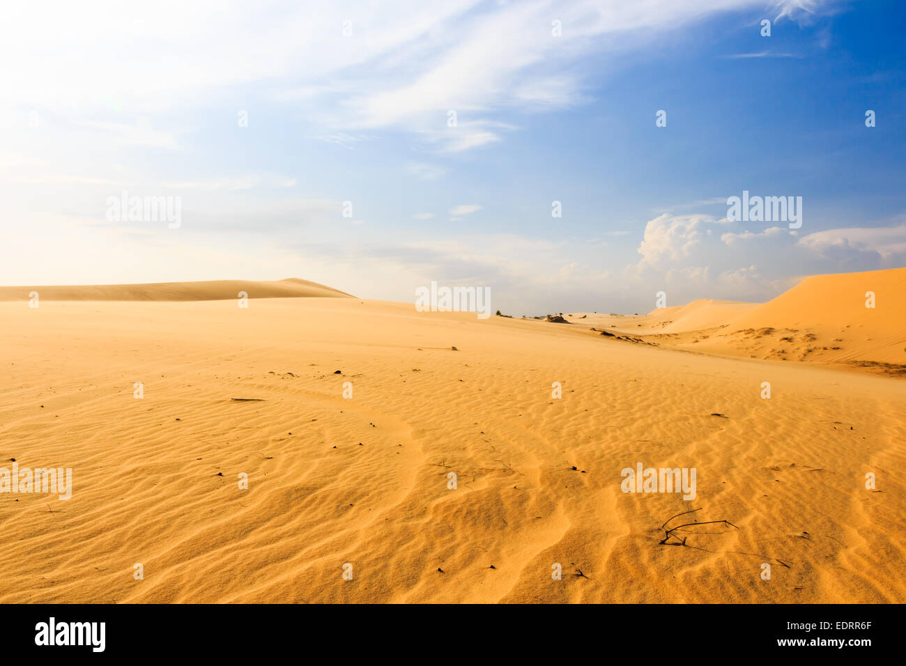 Vague sur désert et ciel bleu à Mui Ne, Vietnam du Sud Banque D'Images