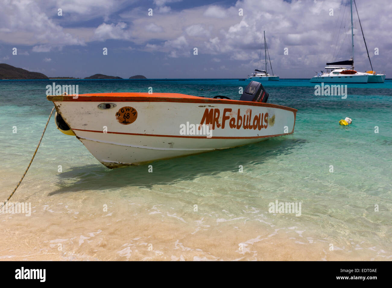 'Mr. Fabulous' ; Water Taxi amarré sur une plage tranquille sur une mer turquoise des Caraïbes à Petit Bateau, Tobago Cays, Grenadines. Banque D'Images