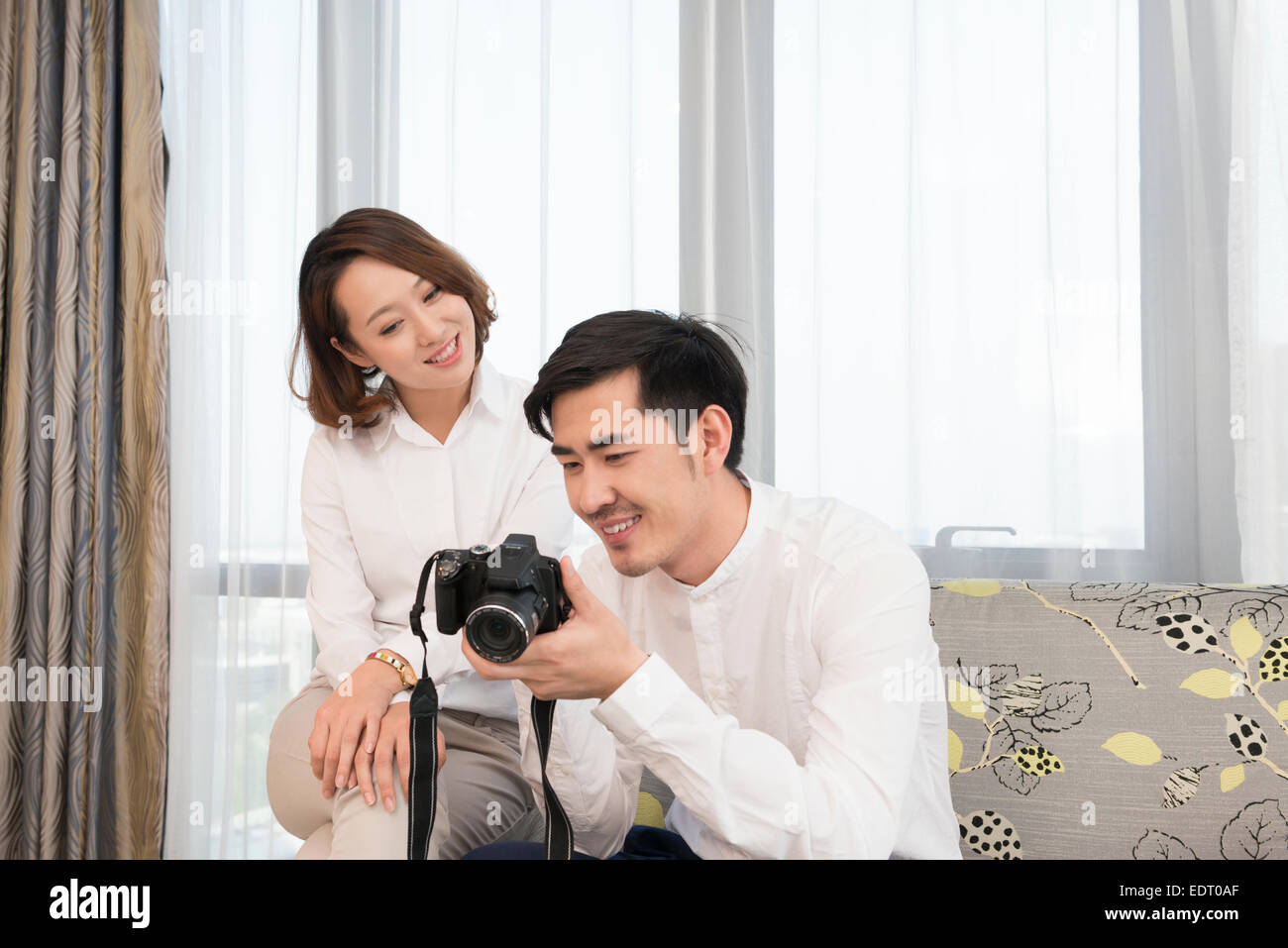 Le photographe et la vérification de modèle la lecture sur l'appareil photo Banque D'Images