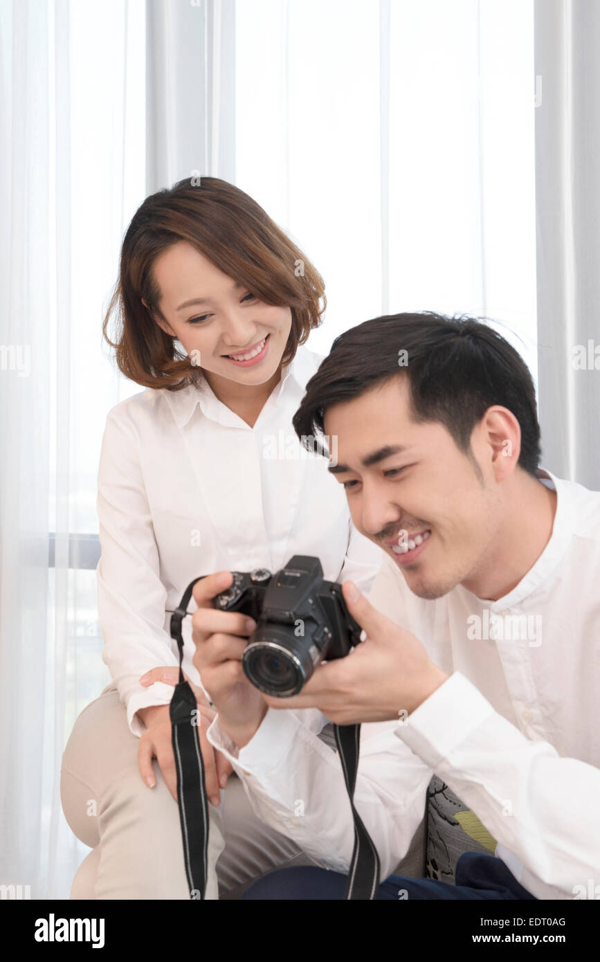 Le photographe et la vérification de modèle la lecture sur l'appareil photo Banque D'Images