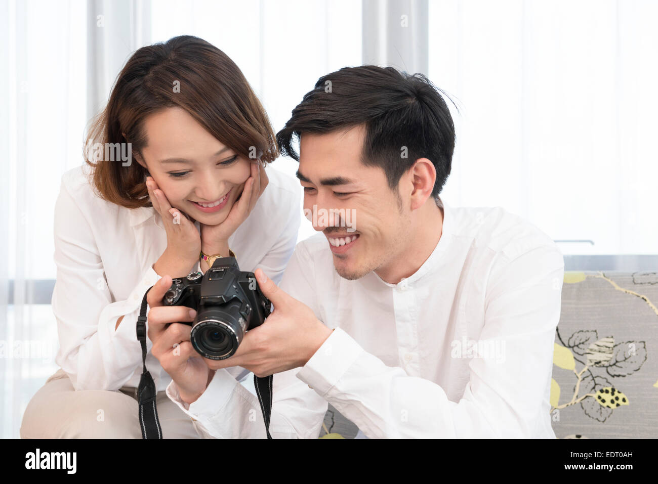 Le photographe et la vérification de modèle la lecture sur l'appareil photo Banque D'Images