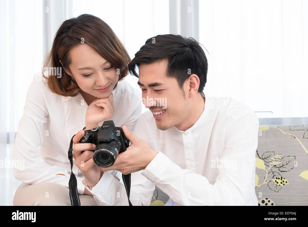 Le photographe et la vérification de modèle la lecture sur l'appareil photo Banque D'Images