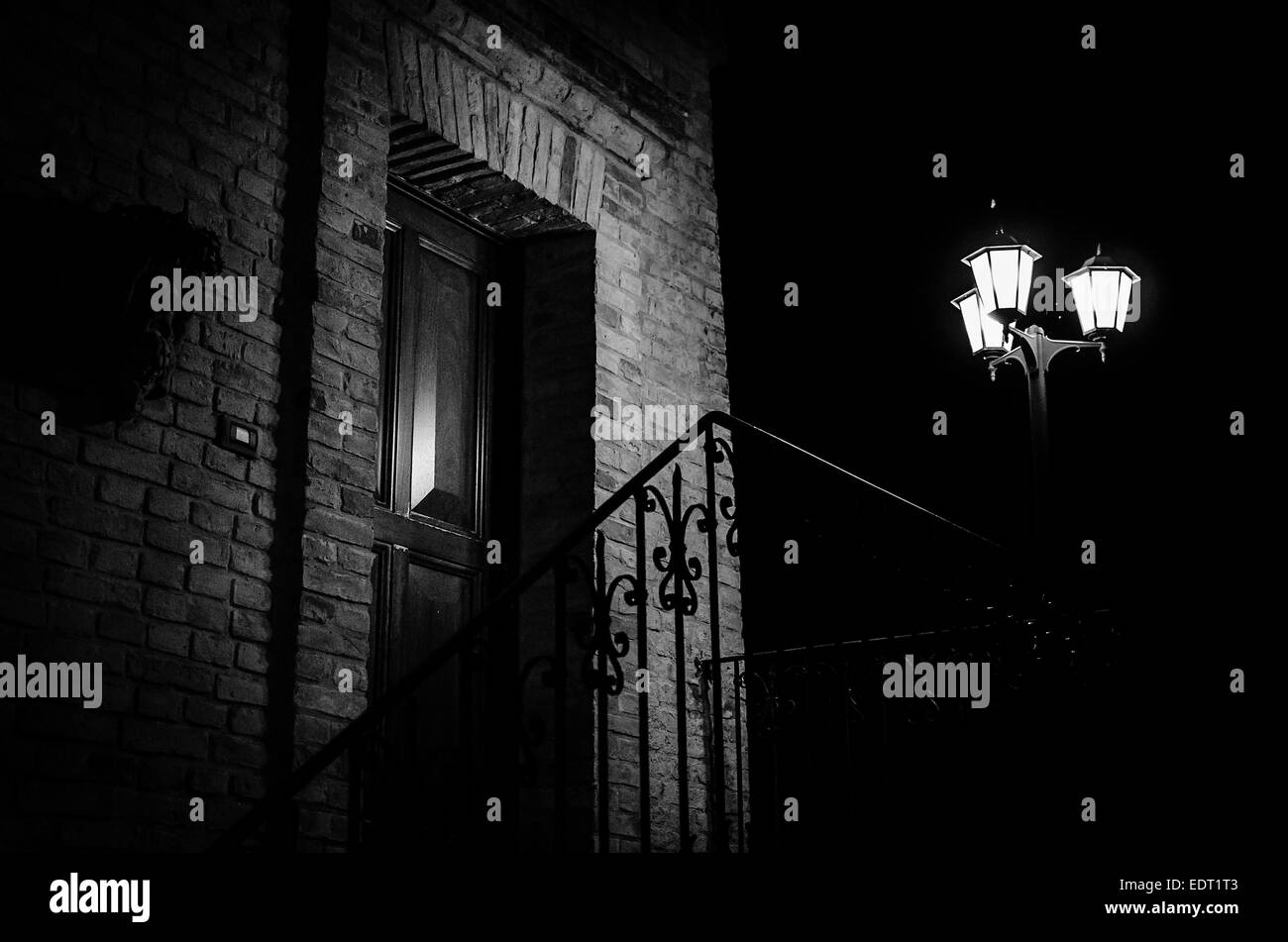 Une porte dans le noir Banque D'Images