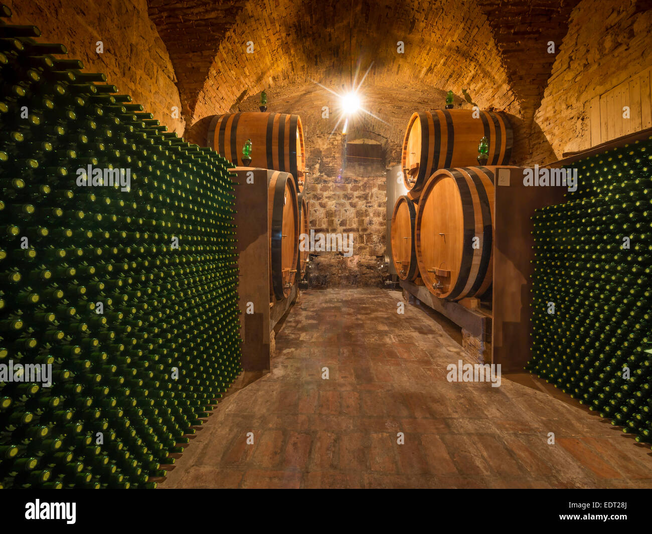 Les bouteilles de vin et de barils en cave voutée vault Banque D'Images