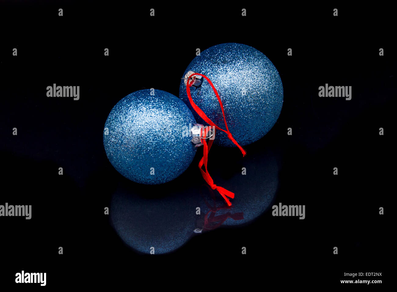 Paillettes de Noël boules qui se reflètent sur un fond noir Banque D'Images