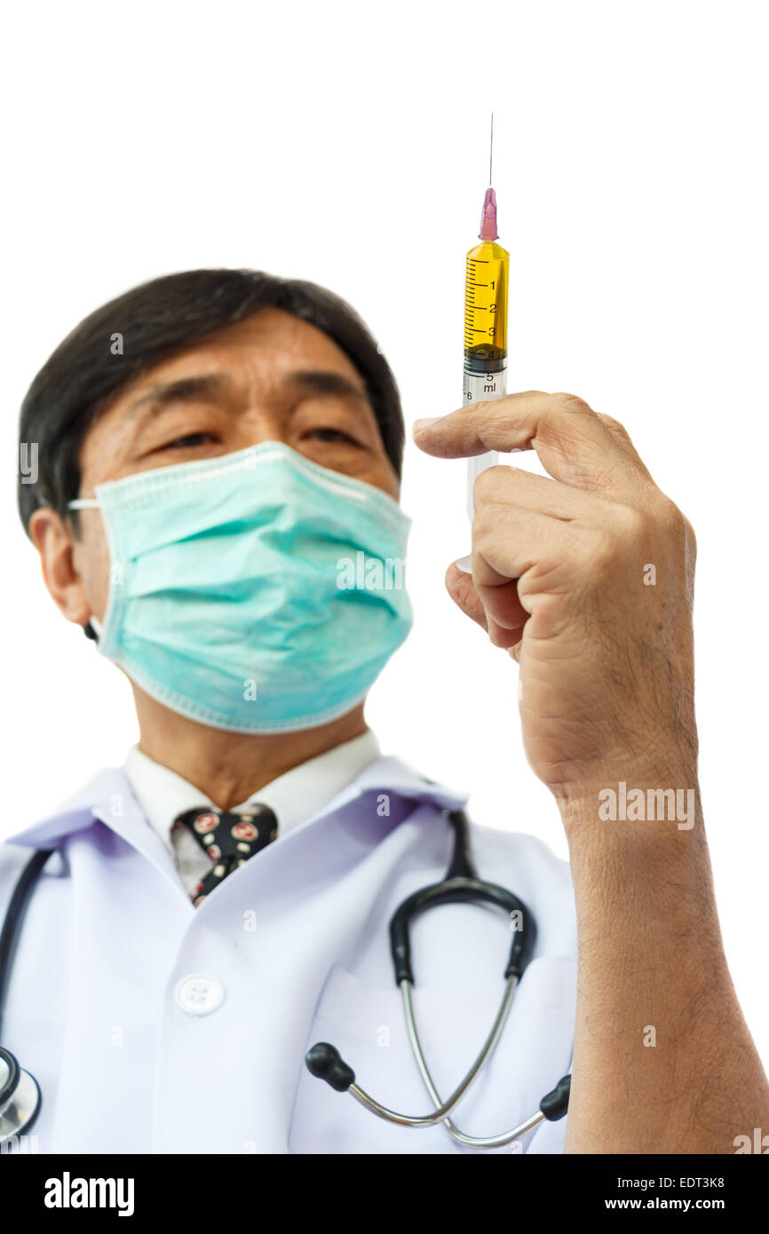 Médecin asiatique est holding syringe sur fond blanc et la zone vide au côté supérieur Banque D'Images