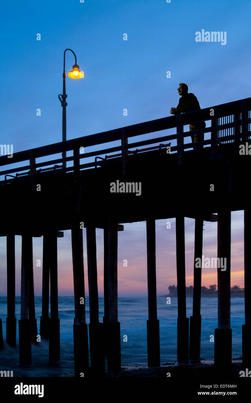 L'homme sur jetée de Ventura avec la lumière au coucher du soleil, California USA Banque D'Images