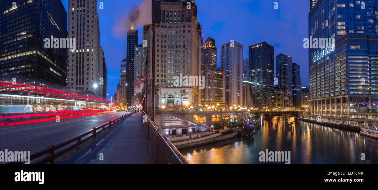 Michigan Avenue Bridge , Chicago River Walk, Chicago, USA Banque D'Images