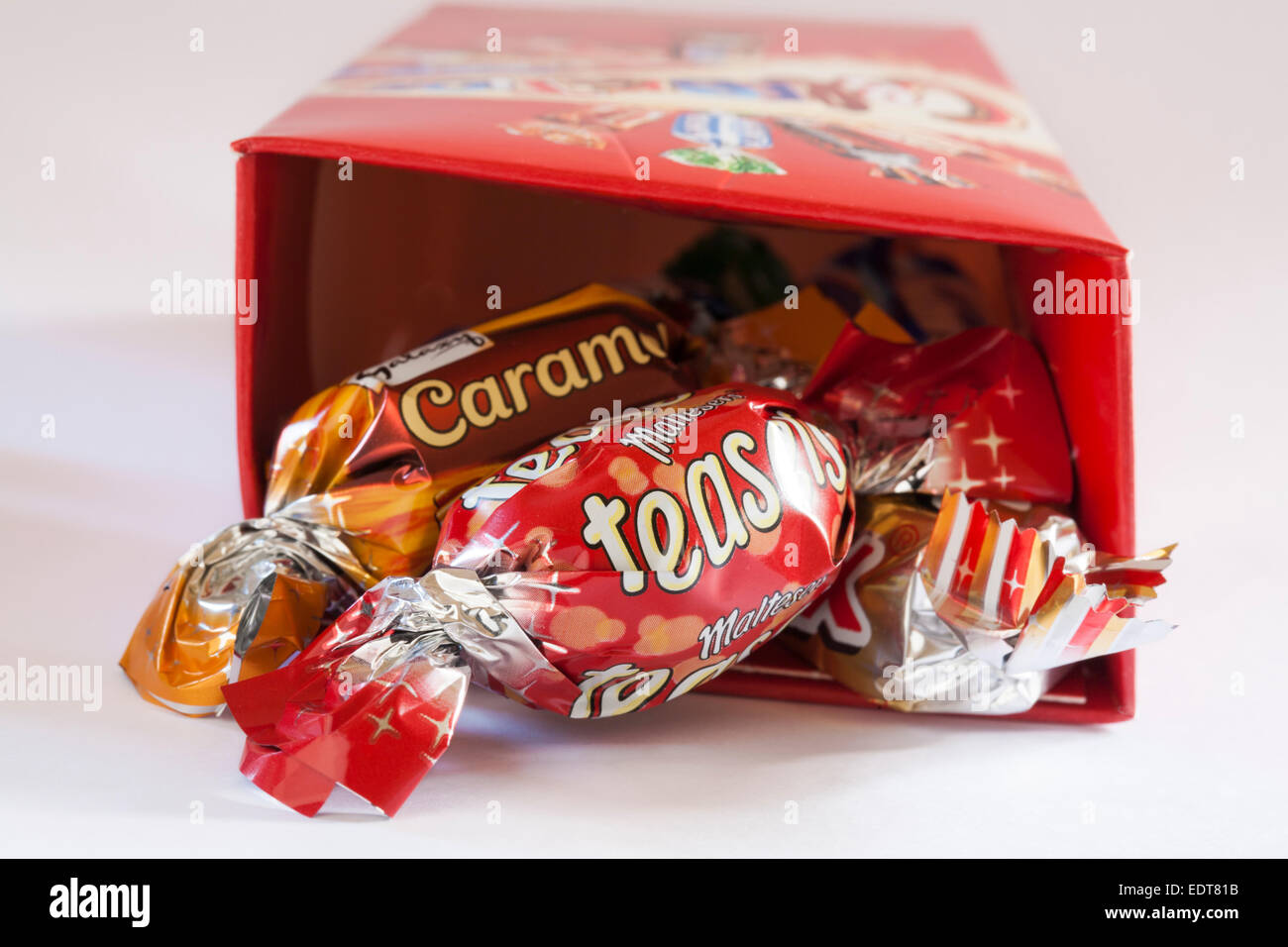 Boîte de chocolats célébrations ouvert situé sur fond blanc - à la recherche en fort Banque D'Images
