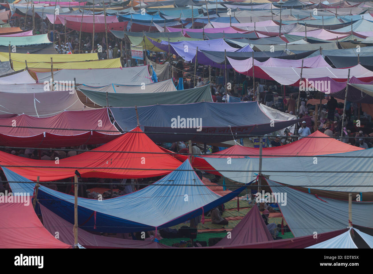 Des milliers de Musulmans assister à la plus grande congrégation musulmane 2.Sa la plus grande congrégation après Hajj.La première phase de la congrégation annuel a commencé le vendredi sur la banque du fleuve Turag à la périphérie de Dacca. Capitale Dhaka Bangladesh maintenant avec les sermons religieux pour des millions de la maison et à l'étranger. © zakir Hossain Chowdhury zakir/Alamy Live News Banque D'Images