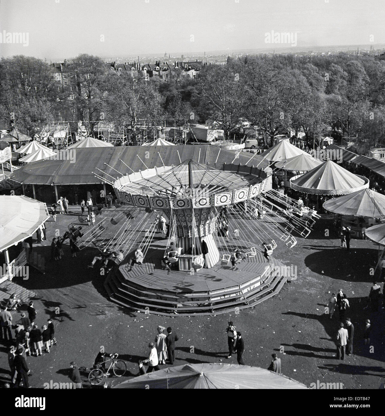 Années 1950, historique, vue aérienne d'une fête foraine ride. Banque D'Images