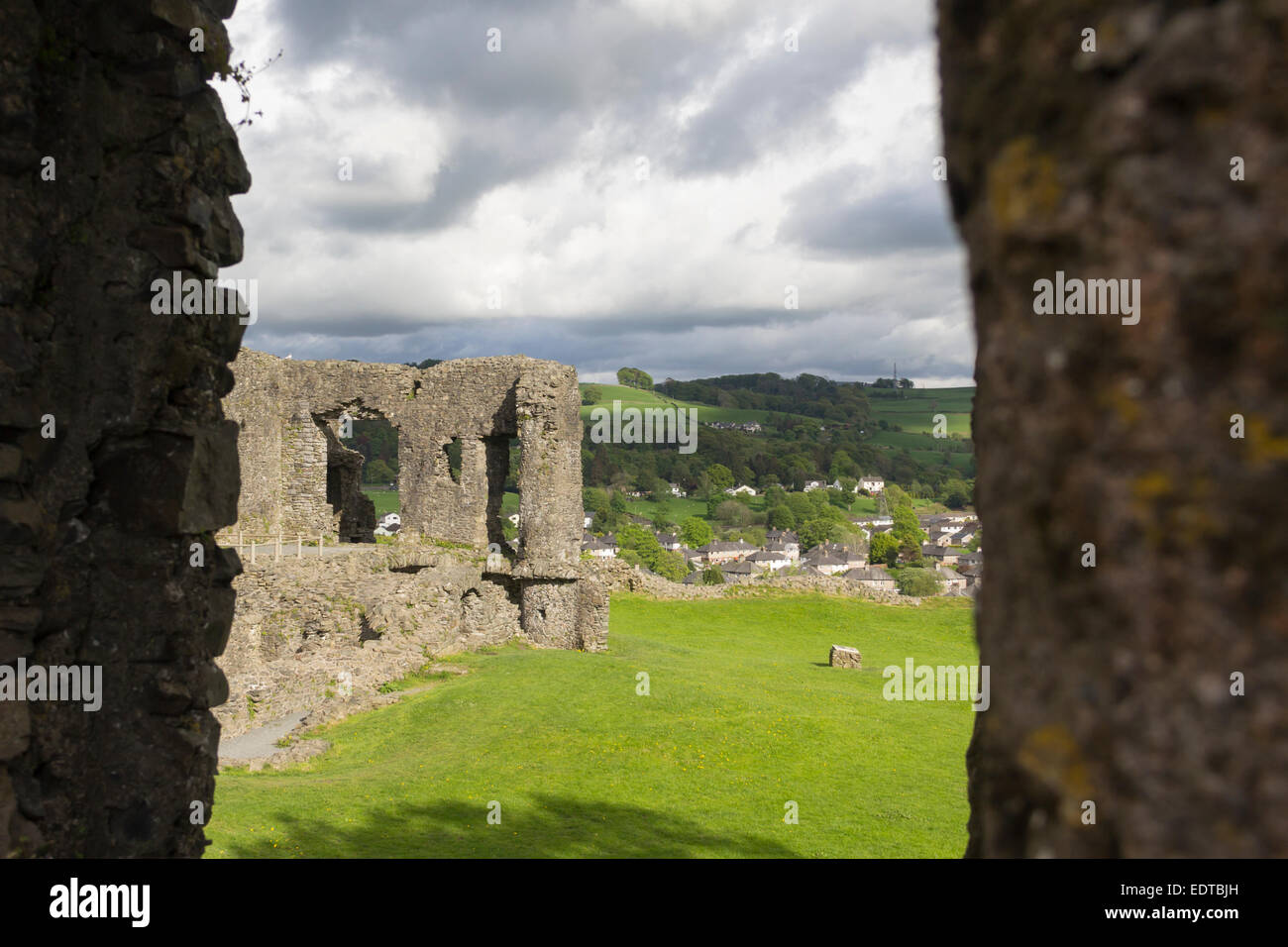 Kendal dans le district du lac avec une section de la ruine au manoir château de Kendal, Cumbria. Les ruines du château date du 12ème siècle. Banque D'Images