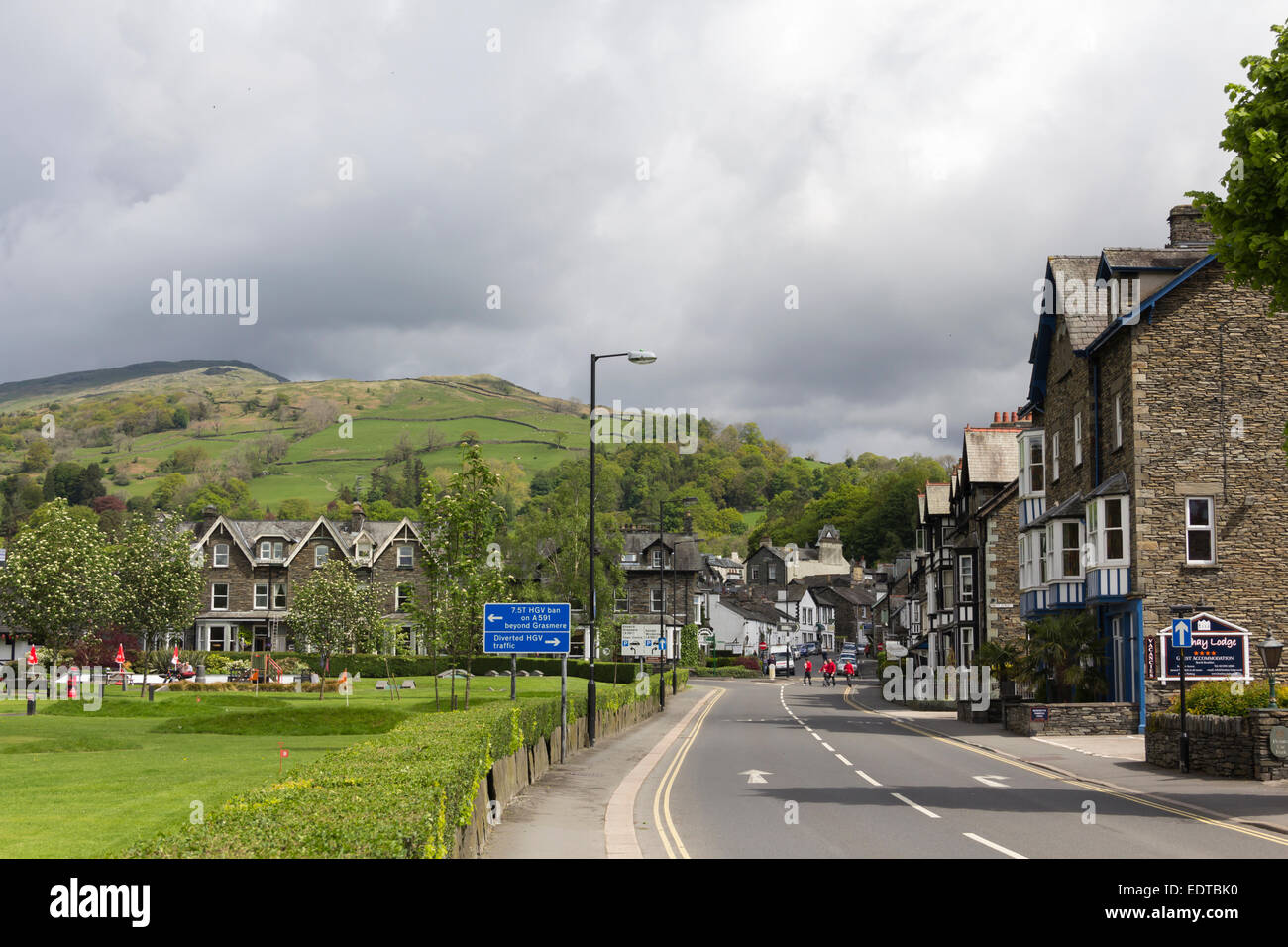 Rothay Road, Ambleside, Cumbia, longeant White Platt Recreation Ground en regardant vers la ville et Snarker Pike dans le Lake District. Banque D'Images